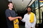 新人新气象！湖人官方晒出凯斯勒等新援前来报到的照片